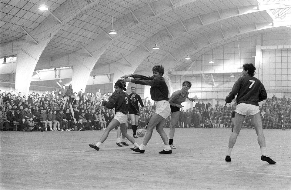 Nationale zaalhandbalkampioenschappen in Oude RAI . Niloe tegen Swift dames. Spe, Bestanddeelnr 914-8615