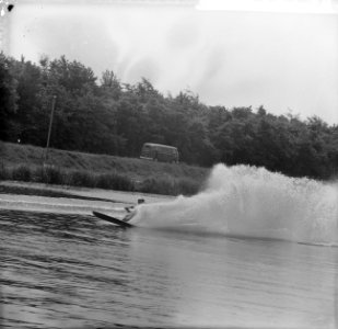Nationale Waterskikampioenschappen op de Bosbaan Een van de deelnemers aan de s, Bestanddeelnr 915-3674