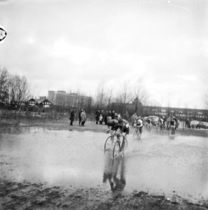 Nationale cycle-cross in Amsterdamse Bos, Cor Rutgers (links) als tweede man ond, Bestanddeelnr 918-6262