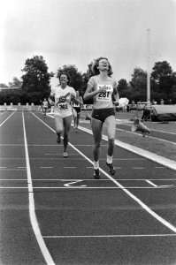 Nationale atletiekkampioenschappen Groningen Elly van Hulst wint 800 meter, gev, Bestanddeelnr 929-8448