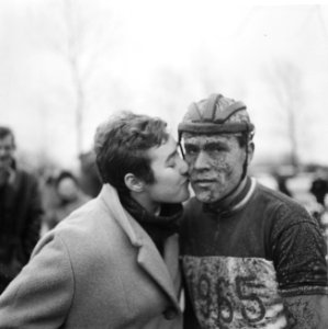 Nationale cycle-cross in Amsterdamse Bos, Adrie Lasterie feliciteerde haar echtg, Bestanddeelnr 918-6261