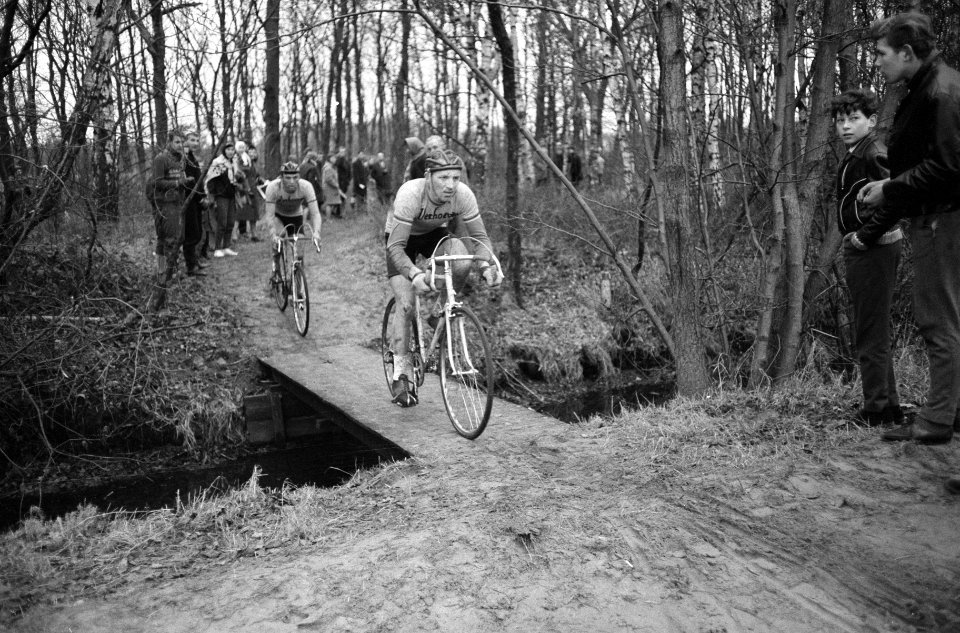Nationale Cyclecross in Wassenaar Winnaar van Dijk en achter hem Manus Brinkman, Bestanddeelnr 913-3552