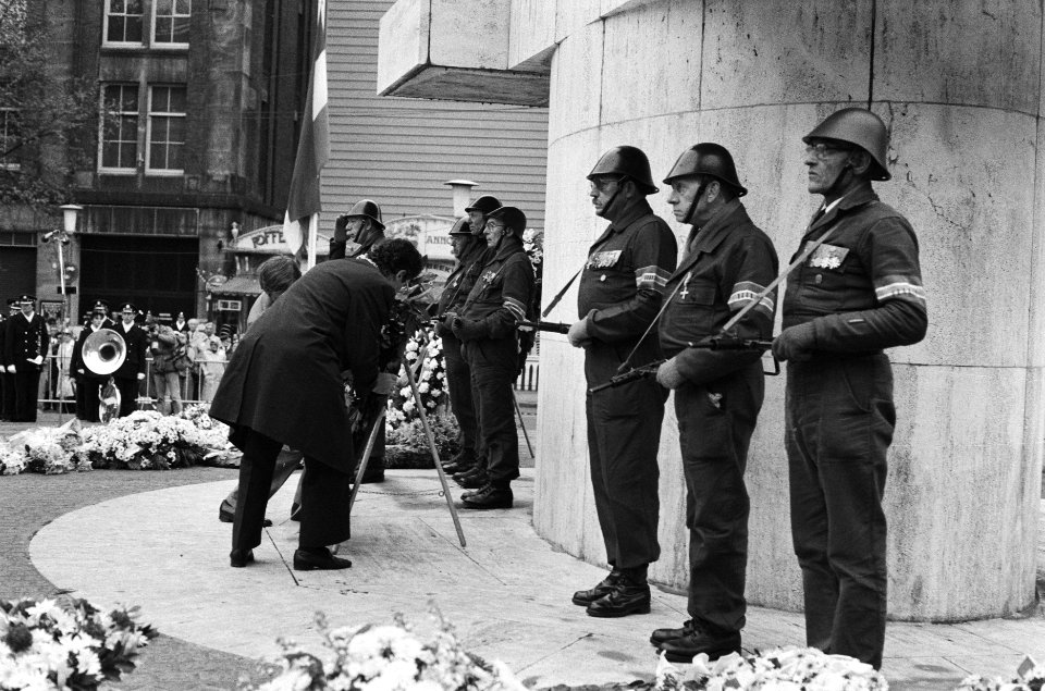 Nationale dodenherdenking op de Dam s avonds burgemeest Van Thijn legt krans, Bestanddeelnr 933-3151