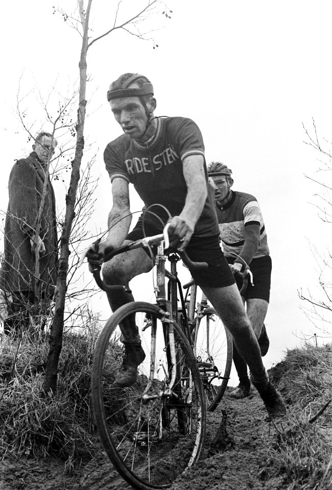 Nationale Cycle-Cross Amsterdamse Bos. Winnaar Amateurs Cockie van der Hulst hie, Bestanddeelnr 920-9486