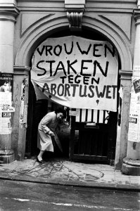 Nationale vrouwenstakingsdag, oude manhuispoort waar mannen een creche verzorgde, Bestanddeelnr 931-4062