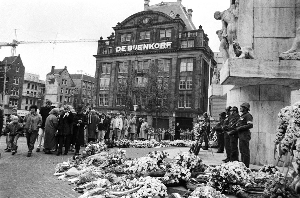 Nationale dodenherdenking op de Dam s avonds publiek legt bloemen, Bestanddeelnr 933-3153