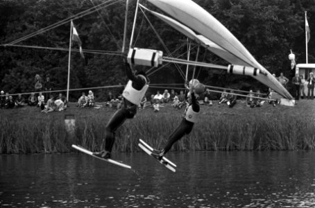 Nationale waterski-kampioenschappen op de Bosbaan, demonstratie waterski-zweefvl, Bestanddeelnr 926-5761