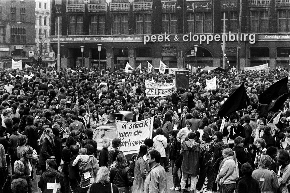 Nationale vrouwenstakingsdag, demonstranten op de Dam, 30 maart 1981, Bestanddeelnr 931-4055
