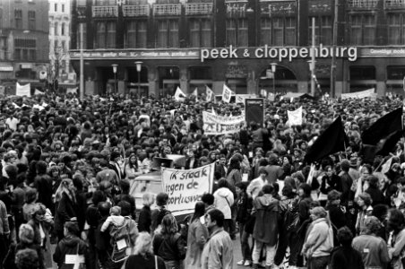 Nationale vrouwenstakingsdag, demonstranten op de Dam, 30 maart 1981, Bestanddeelnr 931-4055