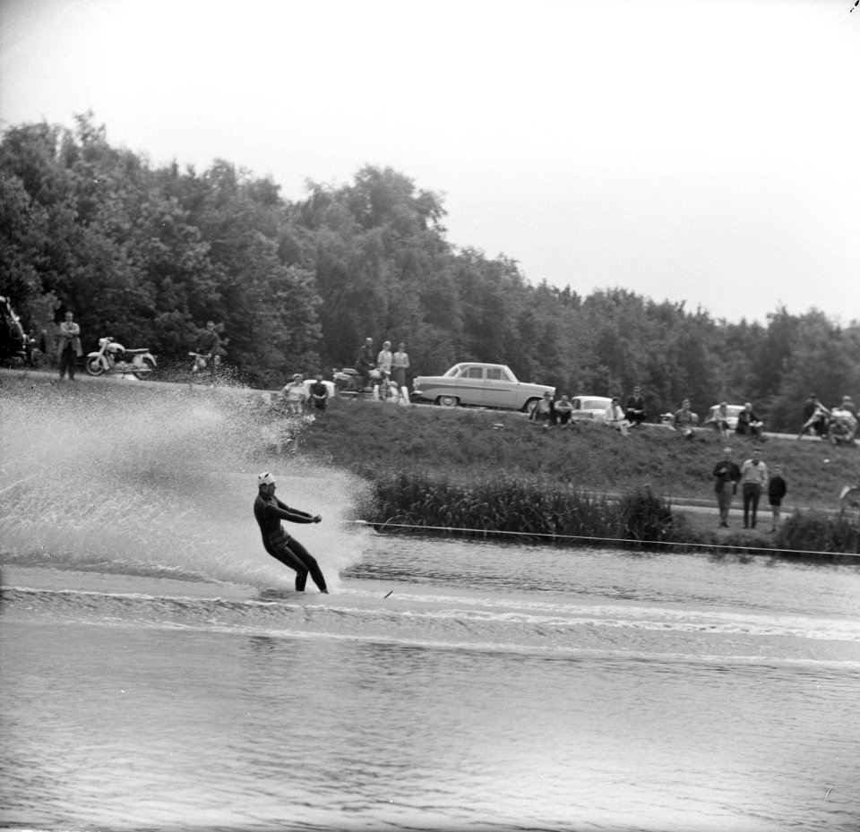 Nationale Waterskikampioenschappen op de Bosbaan Duiken met skis aan je voeten , Bestanddeelnr 915-3676