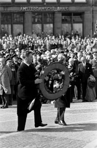 Nationale herdenking Dam, Koningin en Prins met krans, Bestanddeelnr 916-3888