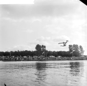 Nationale Waterskikampioenschappen op de Bosbaan. Ge Roerade sprong mis, Bestanddeelnr 912-7610
