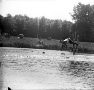 Nationale Waterskikampioenschappen op de Bosbaan Duiken met skis aan je voeten , Bestanddeelnr 915-3675