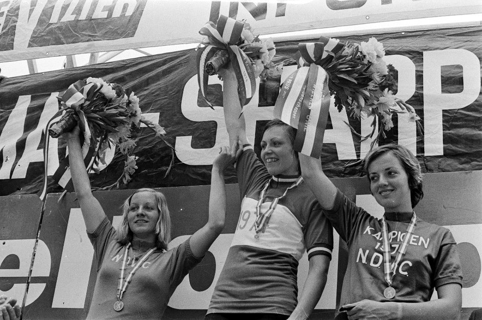 Nationale wielerkampioenschappen voor dames v.l.n.r. Minnie Brinkhof-Nieuwenhui, Bestanddeelnr 927-2738