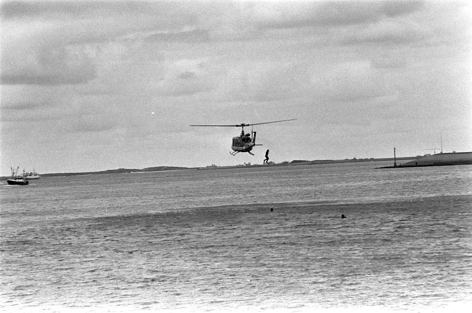 Nationale Vlootdagen van Nederlandse Marine in Den Helder helikopter haalt man , Bestanddeelnr 923-6767
