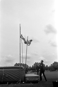 Nationale atletiekkampioenschappen in Haarlem B. Krijnen (polstokhoogspringen), Bestanddeelnr 923-7121