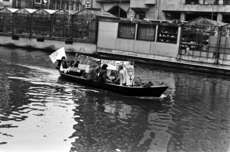 Nationale vrouwenstakingsdag, bootje door Amsterdamse grachten, 30 maart 1981, Bestanddeelnr 931-4061