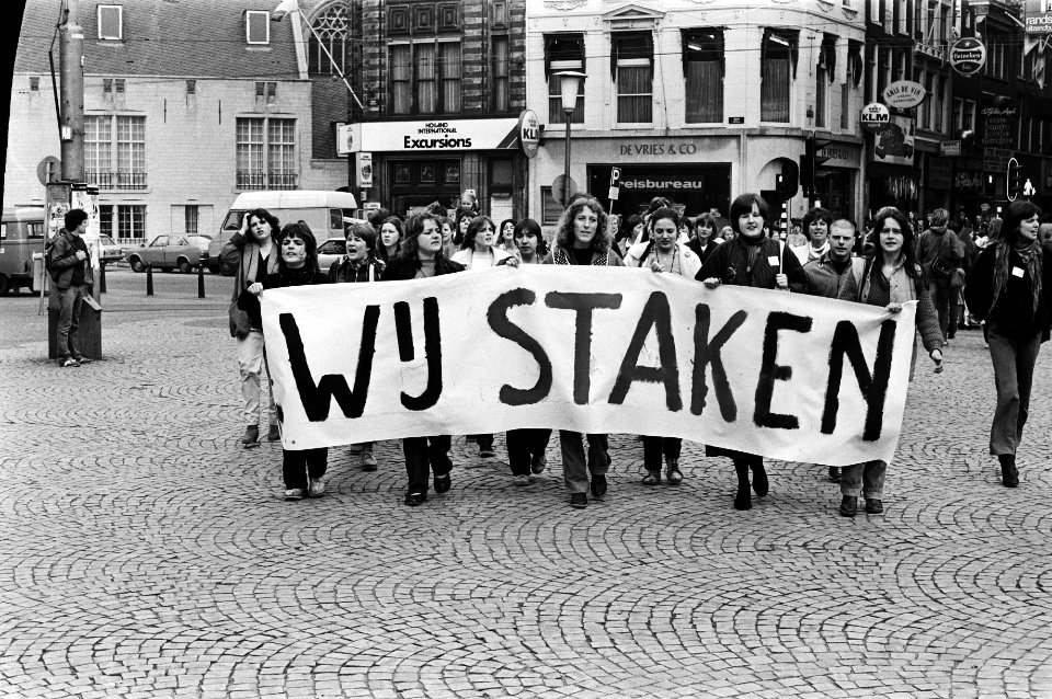 Nationale vrouwenstakingsdag, demonstranten in Amsterdam onderweg, 30 maart 1981, Bestanddeelnr 931-4057
