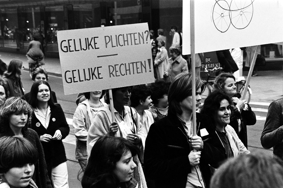 Nationale vrouwenstakingsdag, demonstranten met bord gelijke plichten, gelijke rechten, 14 en 15 demonstrant, 30 maart 1981, Bestanddeelnr 931-4058