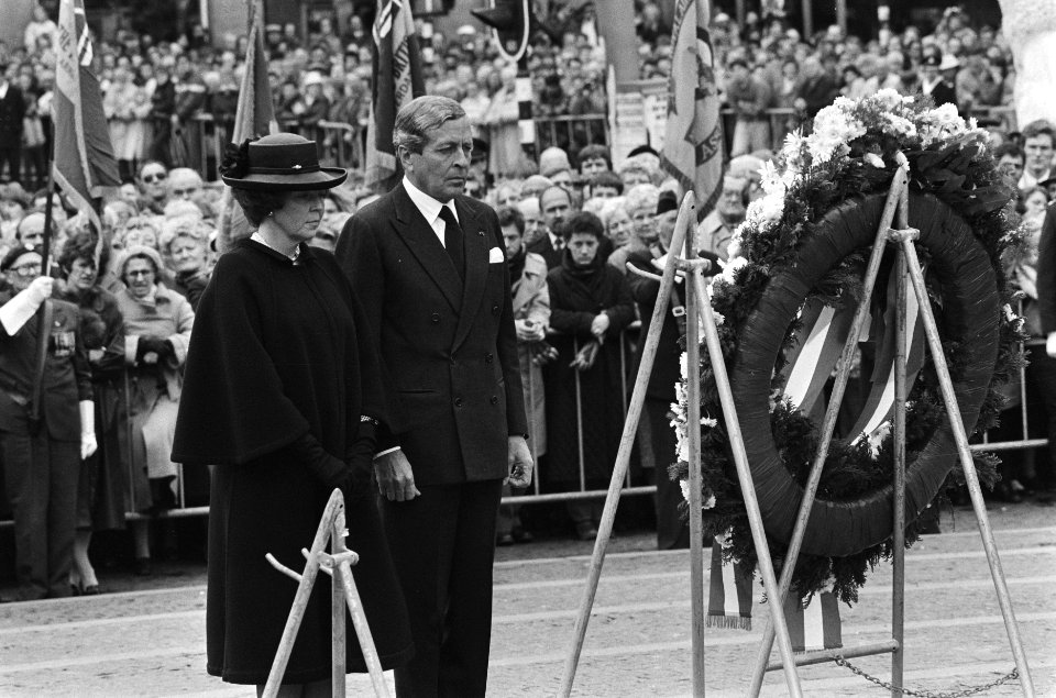 Nationale dodenherdenking op de Dam Koningin Beatrix en Prins Claus na kransleg, Bestanddeelnr 933-3149