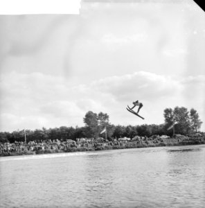 Nationale Waterskikampioenschappen op de Bosbaan Woltering springt 30 meter, Bestanddeelnr 912-7611