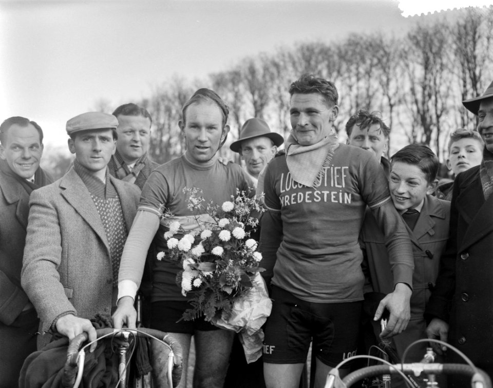 Nationale cyclecross op Duinhorst te Den Haag , Arie Van Wetten , rechts Arie Va, Bestanddeelnr 910-1180