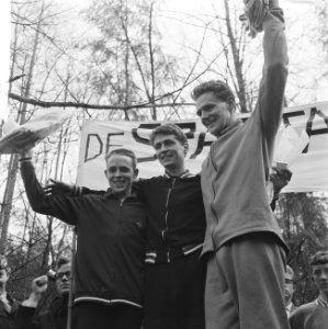 Nationale veldloopkampioenschappen 1966 te Apeldoorn, de nummer 1, 2 en 3 op pod, Bestanddeelnr 918-8559