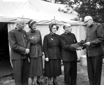 Nationale velddag Leger des Heils in Kroondomein Baarn De persoon rechts met een, Bestanddeelnr 911-3430