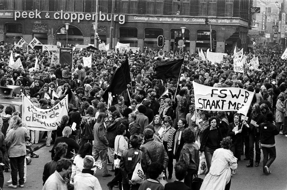 Nationale vrouwenstakingsdag, overzicht van de demonstratie op de Dam, Bestanddeelnr 931-4052