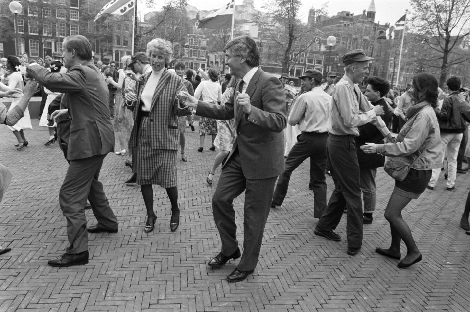 Nationale viering Bevrijding in Amsterdam premier Lubbers danst, Bestanddeelnr 934-2440