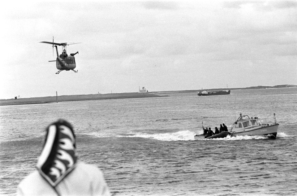 Nationale Vlootdagen van Nederlandse Marine in Den Helder helikopter met man er, Bestanddeelnr 923-6773