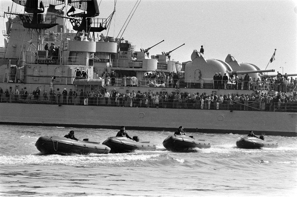 Nationale Vlootdagen in Den Helder demonstratie mariniers met Zephyr-boten, Bestanddeelnr 929-2790