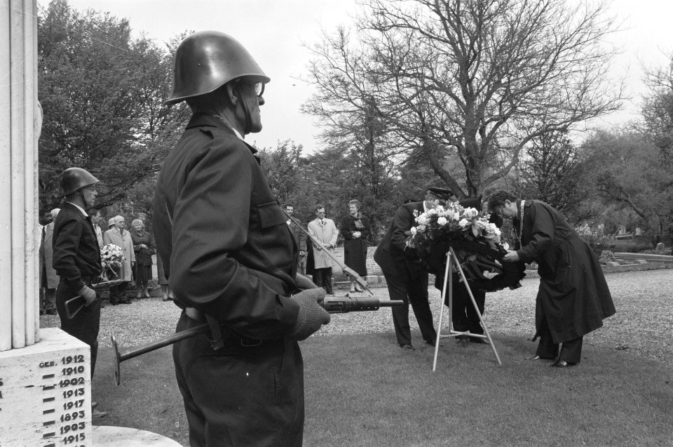 Nationale herdenking burgemeester Van Thijn legt een krans bij het monument op , Bestanddeelnr 934-2434