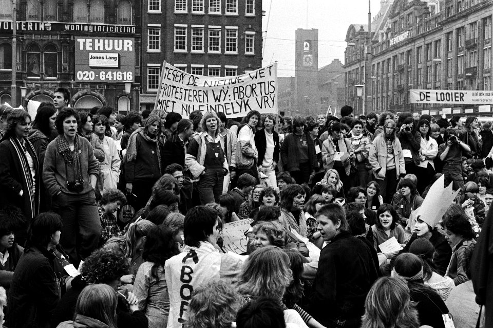 Nationale vrouwenstakingsdag, demonstranten op de Dam, Bestanddeelnr 931-4053