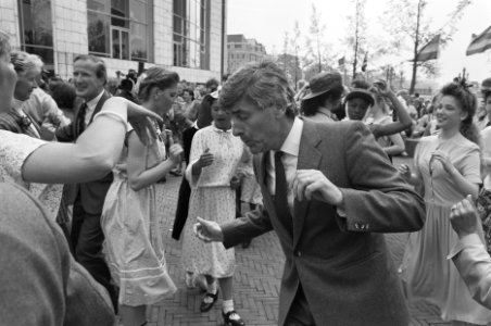 Nationale viering Bevrijding in Amsterdam premier Lubbers danst, Bestanddeelnr 934-2439