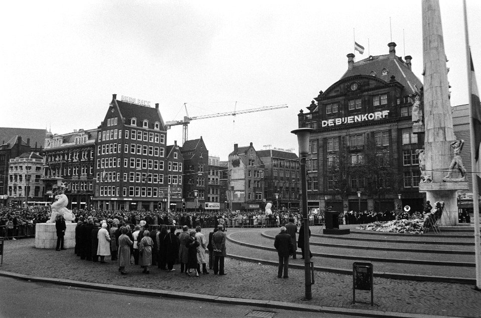 Nationale dodenherdenking op de Dam s avonds publiek legt bloemen, Bestanddeelnr 933-3154