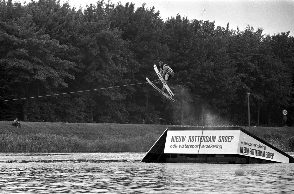 Nationale waterski-kampioenschappen op de Bosbaan, Arie de Gaus in aktie, Bestanddeelnr 926-5756