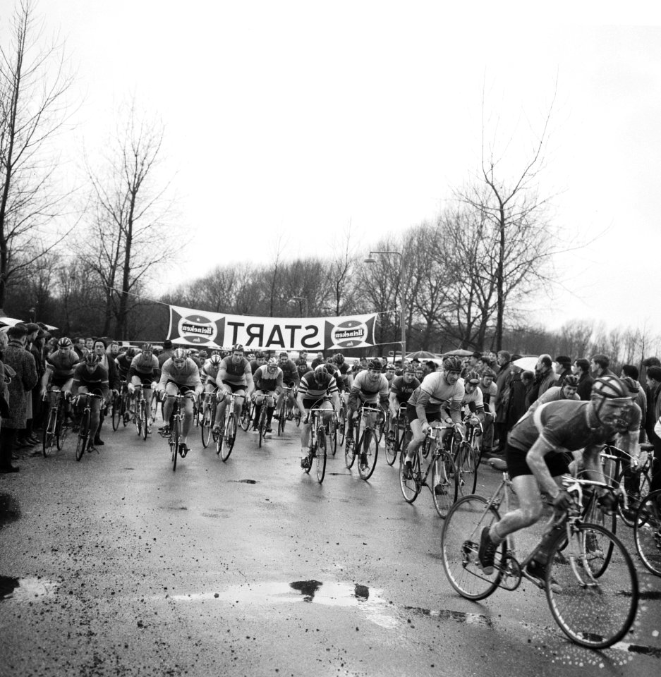 Nationale cycle-cross in Amsterdamse Bos, de start, Bestanddeelnr 918-6266