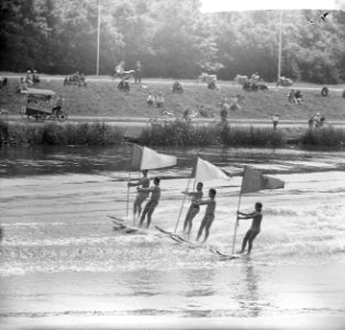 Nationale Waterskikampioenschappen op de Bosbaan Duiken met skis aan je voeten , Bestanddeelnr 915-3677