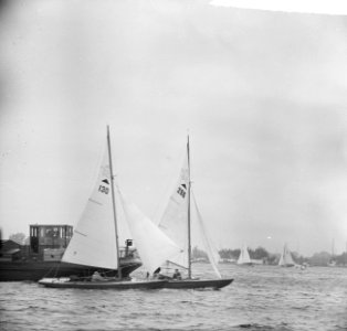 Nationale zeilwedstrijden op de Westeinder Plassen . Pampusklasse langs de boei, Bestanddeelnr 915-3405