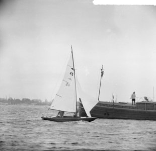 Nationale zeilwedstrijden op de Westeinder Plassen . Pampusklasse langs de boei, Bestanddeelnr 915-3408