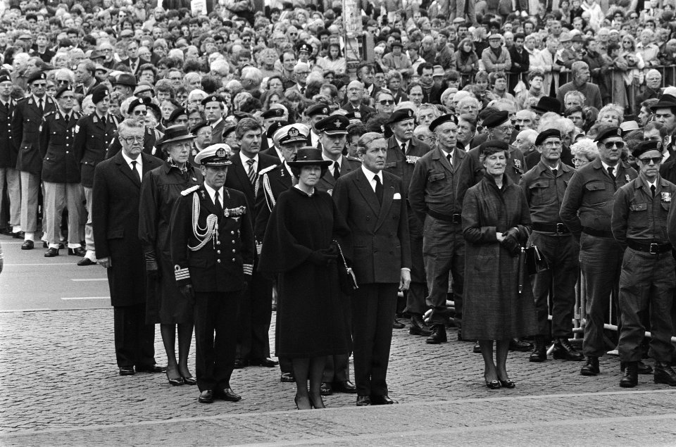 Nationale dodenherdenking op de Dam Koningin Beatrix en Prins Claus voor de kra, Bestanddeelnr 933-3150