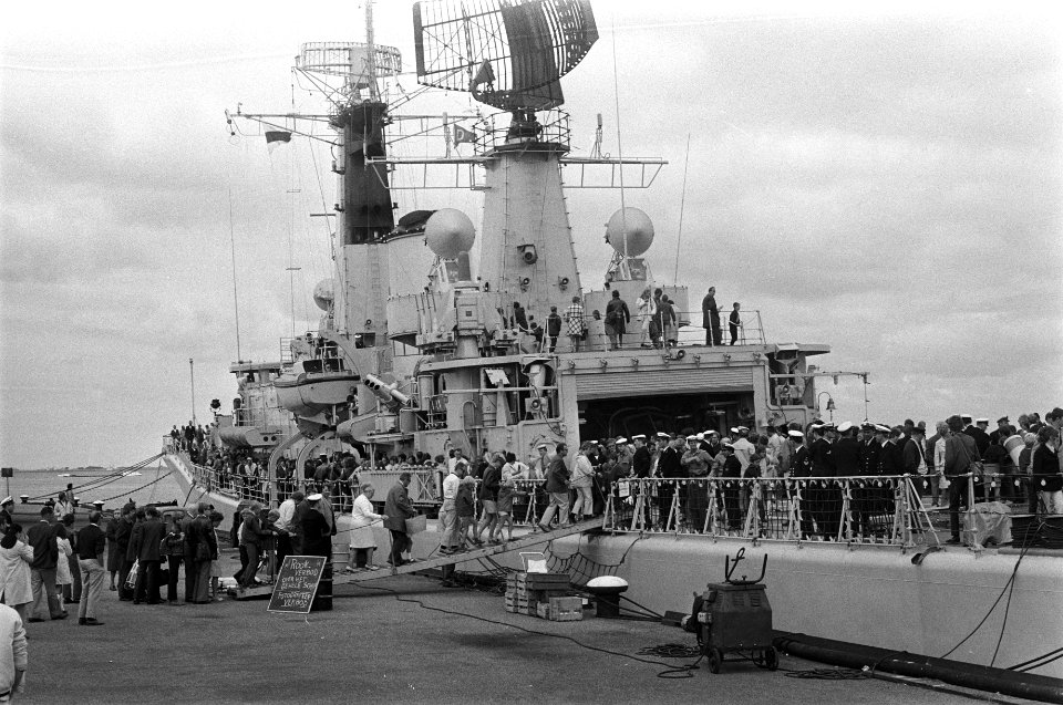 Nationale Vlootdagen van Nederlandse Marine in Den Helder mensen in de rij voo, Bestanddeelnr 923-6761
