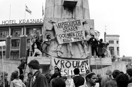Nationale vrouwenstakingsdag, demonstranten met spandoek op het Monument op de Dam, Bestanddeelnr 931-4056
