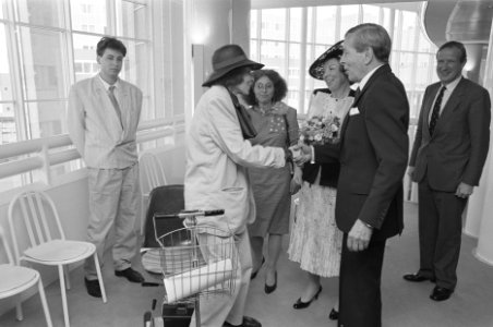 Nationale viering Bevrijding in Amsterdam Renate Rubinstein met Beatrix en Clau, Bestanddeelnr 934-2436