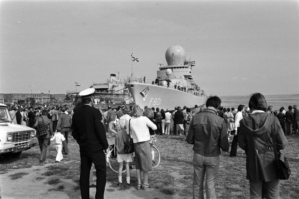 Nationale Vlootdagen in Den Helder grote drukte bij o. Hr. Ms. Tromp, Bestanddeelnr 929-2789