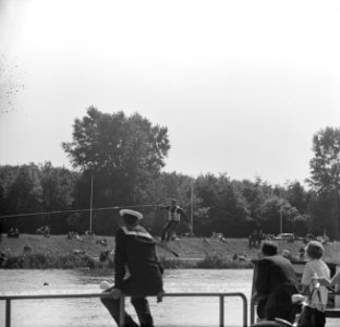 Nationale Waterskikampioenschappen op de Bosbaan Duiken met skis aan je voeten , Bestanddeelnr 915-3678