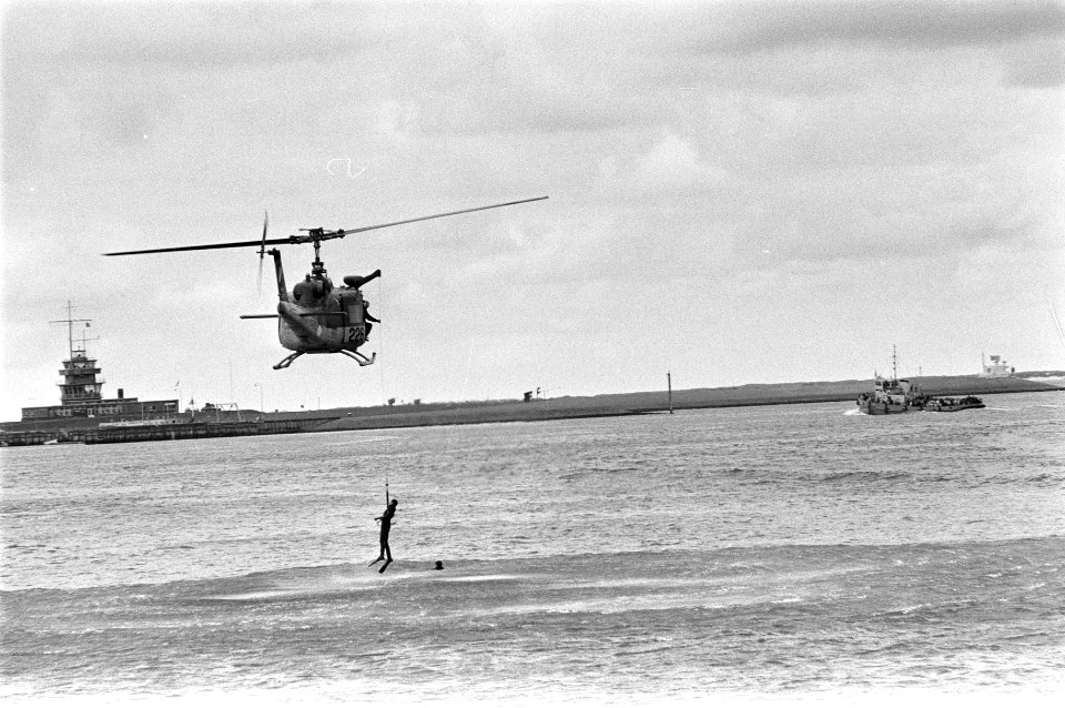 Nationale Vlootdagen van Nederlandse Marine in Den Helder helikopter haal man u, Bestanddeelnr 923-6770