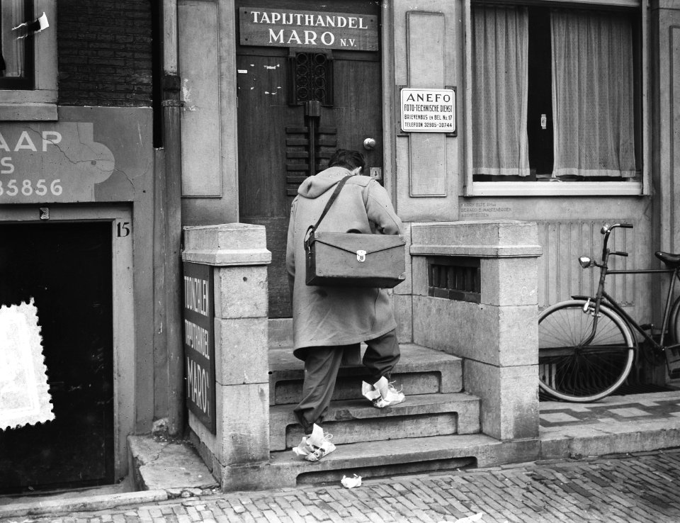 Natte fotograaf met papieren schoenen, Bestanddeelnr 905-4184