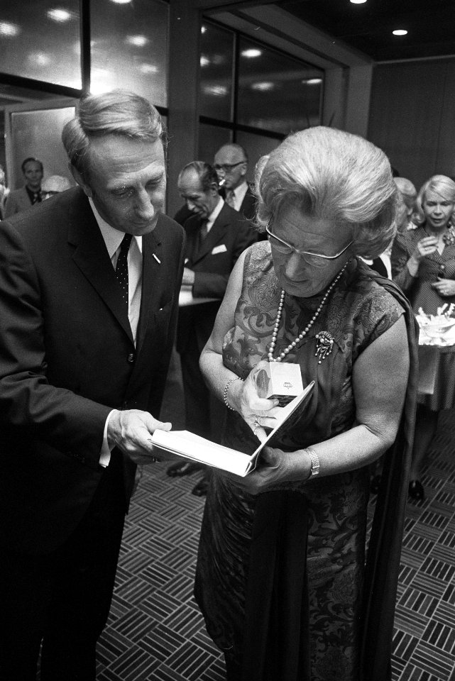 Nationale viering Zilveren Regeringsjubileum van koningin Juliana in RAI-Congres, Bestanddeelnr 926-6600